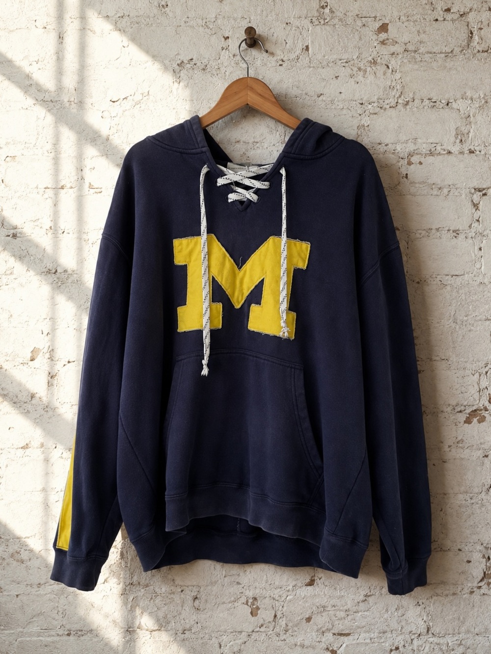 TITLE:
Michigan Wolverines Lace-Up Hoodie Sz XL